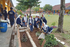 Ajarkan Disiplin, UPT SMPN-01 Buay Rawan Ajak Siswa Jaga Kebersihan