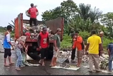 DLH OKU Selatan Gotong Royong Bersihkan Sampah di Lapter Muaradua