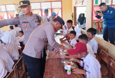 Bersama Polsek, Polres OKUS Berikan Makanan Bergizi ke Siswa SD