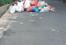 Tumpukan Sampah Di Pasar Saka Selabung Semakin Membusuk 