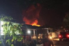 Toko Material Keano Abadi di Dekat Pasar RSS Sriwijaya Terbakar, Api Masih Belum Sepenuhnya Padam