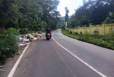 Jalan Lintas di OKU Selatan Jadi Taman Sampah Liar