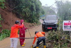 Tanah Longsor di OKU Selatan Dibersihkan, Jalan Amblas Dipasang Police Line