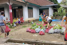 DPC Gelora Sungai Are Bagikan Bibit Pohon