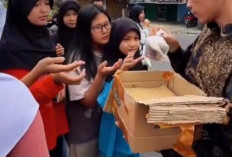 Siswa Club Bahasa Inggris ALC Muaradua Tebar Kepedulian Lewat Aksi Berbagi Takjil