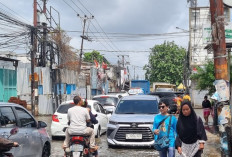 Cara Aman Berkendara Melewati Genangan Air di Musim Hujan 