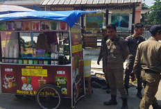 Satpol PP OKU Selatan Tertibkan Baleho dan PKL yang Langgar Perda