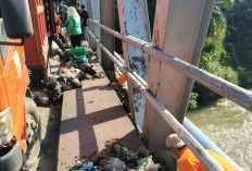 Gotong Royong, Pemda Sisir Kota Muaradua Bersihkan Sampah