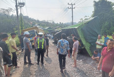 Truk Batubara Terguling, Jalur Baturaja-Prabumulih Macet Hingga 3 KM