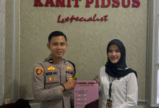 Kanit Pidsus Polres OKU Selatan Berikan Beasiswa Prestasi ke Anggota Polri