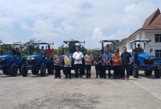 Bupati OKU Selatan Serahkan 8 Unit Hand Traktor kepada Kelompok Tani