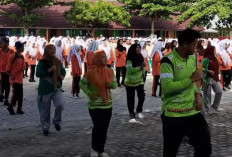 Jaga Kesehatan, SMPN 01 Simpang Ajak Siswa Senam Pagi