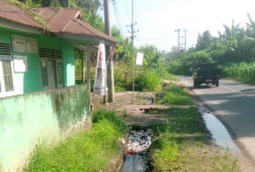 Sampah Menumpuk di Depan Kantor Desa dan Puskestu Damarpura