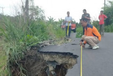 Satuan Polres Okus memasang Garis Polisi di Jalan Amblas 