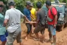 Miris! Jalan Rusak Parah di Bandar Alam Lama, Warga Harus Tarik Mobil Demi Bisa Lewat