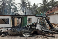 Gayung Tak Sampai Menyiram Atap Rumah