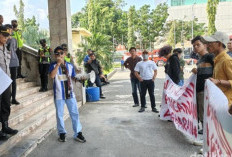 Demo Hardiknas di DPRD Sumsel Memanas, Mahasiswa Soroti Anggaran Pendidikan dan Fasilitas Pejabat