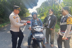 Polsek BSA Pasangkan Bendera ke Pengendara Yang Melintas