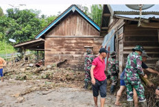TNI Turun Tangan, Bantu Warga Bersihkan Sisa Banjir Bandang di Simpang Sender