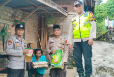 Aksi Nyata Polsek Muaradua, Bhabinkamtibmas Bagikan Sembako ke Warga