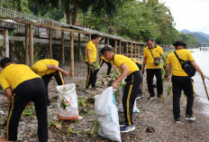 Polres OKU Selatan Sisir Sampah di Kawasan Wisata Danau Ranau