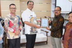 Bupati OKU Selatan Berikan Penghargaan kepada Dua Pejabat yang Memasuki Masa Pensiun