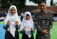 Siswa MTsN 1 OKUS Peraih Nilai Bahasa Inggris Tertinggi Diberi Reward