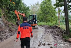 BPBD dan warga OKU Selatan bersihkan material longsor di Simpang Saga