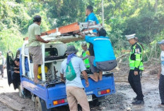Jalan Provinsi ke Danau Ranau Amblas, Sat Lantas Polres OKU Selatan dan Warga Turun Tangan
