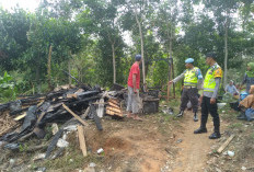 Korsleting Listrik, Warung Kelontongan Terbakar Hingga Rata Dengan Tanah