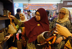 Ketua Dekranasda Kabupaten OKU Timur, dr. Sheila Noberta SpA MKes, menghadiri Pameran dan Bazaar Dekranas Expo