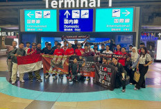 Tiba di Bandara Osaka Timnas Disambut Fans, Warga Jepang Berebut Tandatangan Patrick Kluivert
