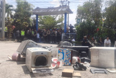 Ratusan Warga Demo PLN Baturaja Imbas Banyak Barang Rusak Akibat Sering Mati Lampu 