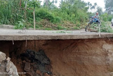 Digerus Hujan, Jalan Kabupaten di Desa Sinar Marga Nyaris Putus Total