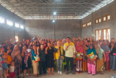 Bersama Anggota DPR RI, Ketua DPRD Sumsel Bagikan 5 Ton Beras Gratis ke Masyarakat OKU Selatan 