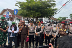 Puluhan Personel Polres OKU Selatan Kawal Aksi Masa di Kejari