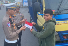 Aksi Simpatik Satlantas OKU Selatan: Bagi-Bagi Bendera ke Pengendara