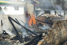 Diduga Konslet Lsitrik, Bengkel di Desa Rantau Panjang Hangus Terbakar