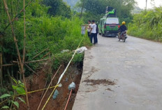 Antisipasi Kecelakaan, Dishub OKU Selatan Pasang Rambu Peringatan di Jalan Longsor Simpang Saga Buay Runjung