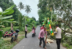 Polsek Rantau Alai Pasang Police Line di Jalan Longsor di Desa Pandan Arang Ogan Ilir