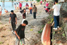 Ajak Siswa, Camat Banding Agung Sisir Sampah Tepi Danau Ranau