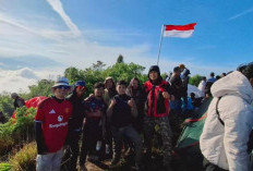 Team Pecinta Alam, Kibarkan Bendera Merah Putih di Puncak Seminung Ranau