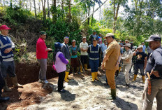 Bupati Abusama Sambangi Warga Perupus Belambangan, Dengarkan Aspirasi dan Ikut Gotong Royong