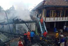 Diduga Korsleting Listrik, Rumah Panggung di Simpang Sender Hangus Terbakar