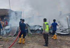 Saat Lebaran, Warung Kelontong di Jalintim Palembang-Betung Ludes Terbakar