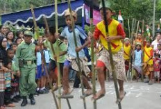 Menelusuri Sejarah Permainan Tradisional Egrang