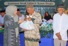 Ketua TP PKK OKU Selatan Hadiri Pengajian dan Santunan di Desa Mekar Jaya