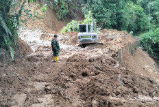 Tanah Longsor Tutup Jalan Utama, Warga Sri Tanjung Muaraenim Terjebak