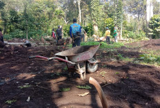 Warga Gotong Royong Siapkan Lahan Bangun Pesantren