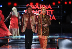Gubernur Herman Deru Curi Perhatian dengan Songket Bunga Cina di Swarna Songket Nusantara 2025